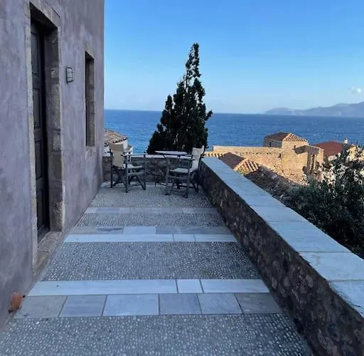 בית נופש Daphne Superior Castle מונמבאסיה